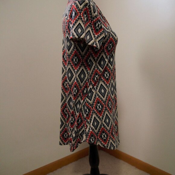 Geometric Pattern Short Sleeves - Picture 3 of 3